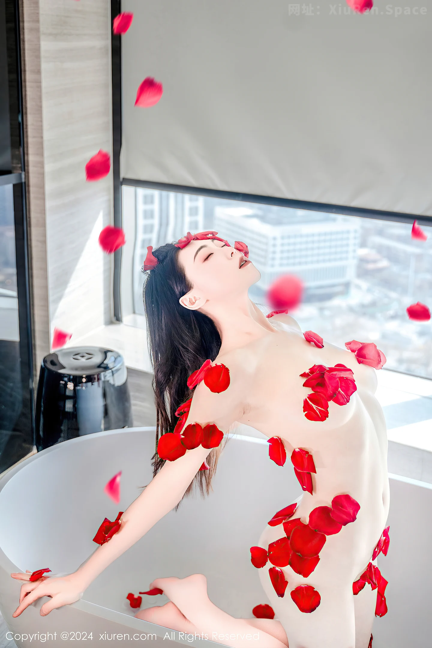 图片[5]-[XiuRen秀人网]VOL.8175 新人模特瑜伽喵私房浴室玫瑰花瓣浴秀魔鬼曲线撩人诱惑写真63P-秀人网官方网站